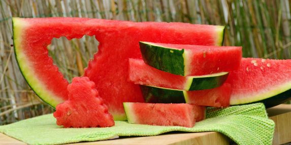 Wassermelone ist der perfekte Begleiter für heiße Tage. Als Sommer-Party Drink ist der Wassermelone Cocktail alkoholfrei oder als Cocktail mit Wodka ideal.