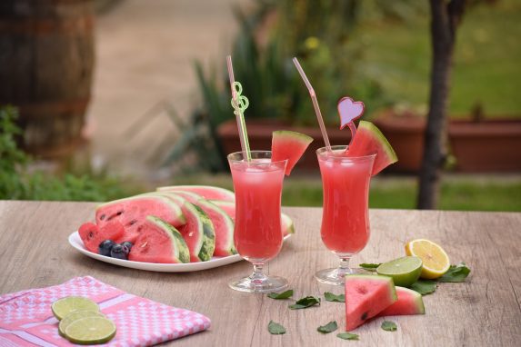 Wassermelone ist der perfekte Begleiter für heiße Tage. Als Sommer-Party Drink ist der Wassermelone Cocktail alkoholfrei oder als Cocktail mit Wodka ideal.