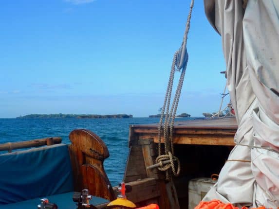 Tagesausflug Kenia: Eine Wasini Island Tour zum Schnorcheln. Schwimmen mit Delfinen fällt aus, dafür gibt es mehr Unterwasserwelt und gefährliche Korallen. Ein Ausflug nach Wasini Island ist ein Erlebnis im Paradies, das ihr unbedingt ausprobieren solltet. Auf dem Dhau von Shimoni an der Südküste nach Wasini Island.