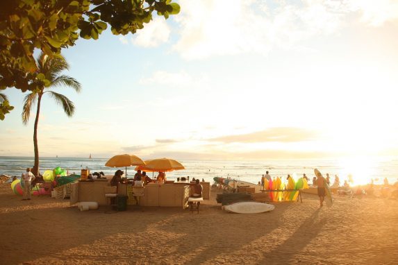 Was bedeutet Luau? Woher kommt die Tradition des Luau? Ist es nur hawaiianisch für Tiki Party? Gib nicht nur eine Mottoparty Hawaii, sondern ein Luau!