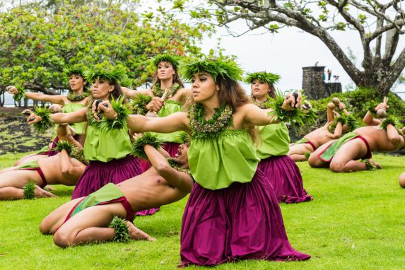 Hawaiianische Musik & Hula, die Entstehung einer Ukulele, die Gestaltung eines Lei & das Geheimnis der Macadamianuss gibt es nur in einem Urlaub auf Hawaii.