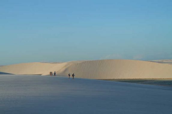 Lençóis Maranhenses ist Brasiliens magische Dünenlandschaft. In den Sanddünen Brasiliens fühlt es sich fast an wie in der Sahara. Tipps zur Wüste Brasiliens