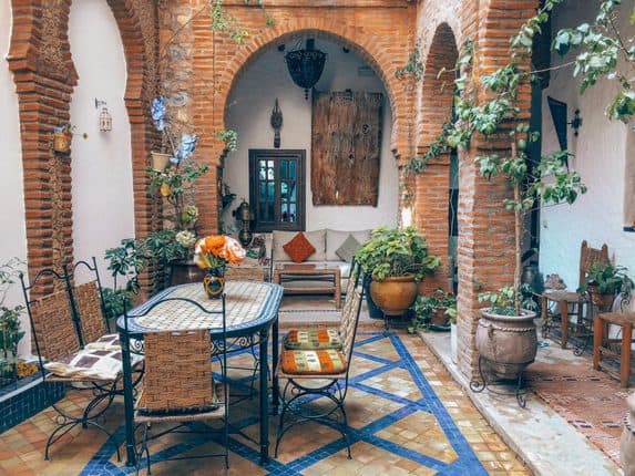 Du suchst eine traditionelle Unterkunft für deine Reise nach Marokko? Ein Riad in Marrakesch oder eine Kasbah im Atlasgebirge vielleicht? Aber was ist das überhaupt? Ich erkläre dir den Unterschied von Riad, Dar und Kasbah und zeige dir passende Hotelempfehlungen.