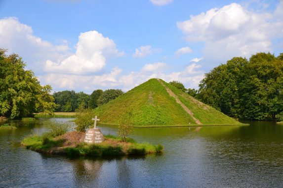 Pyramide Branitzer Park. Entdecke 7 außergewöhnliche Orte in Brandenburg mit Pyramiden, der wohl kleinsten Galerie der Welt und dem Ritter Kalebuz. Es erwarten die kuriose Orte.