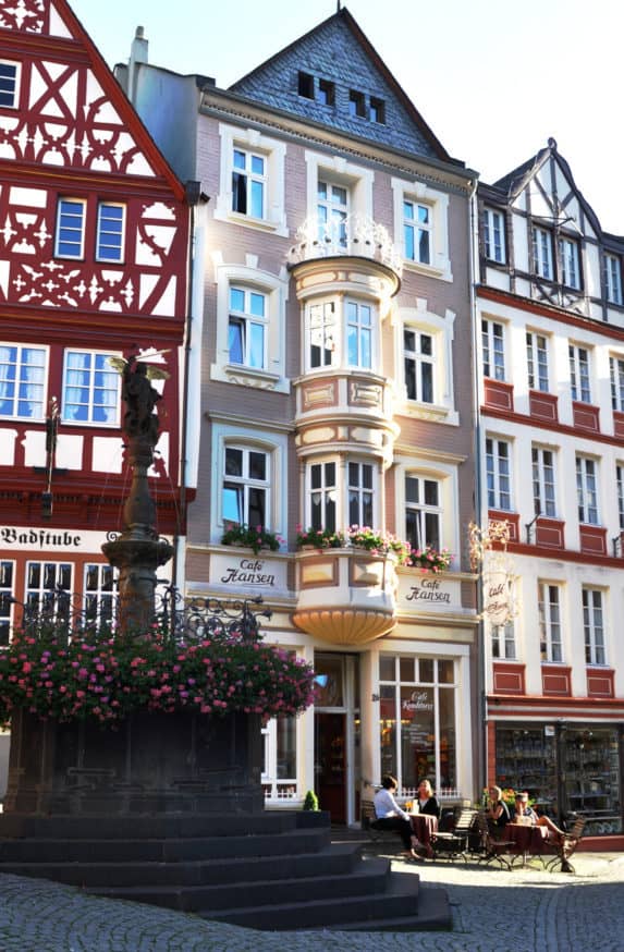 Kaffeegenuss ist Kult in Deutschland & auch an der Mosel weiß man neben Wein auch Kaffee zu genießen. Tipps für die schönsten Cafés entlang der Mosel.